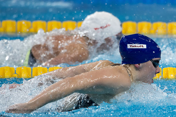 Siobhan-Marie O'Connor takes on the mighty Katinka Hosszu in the 200IM. Pic: Simone Castrovillari.